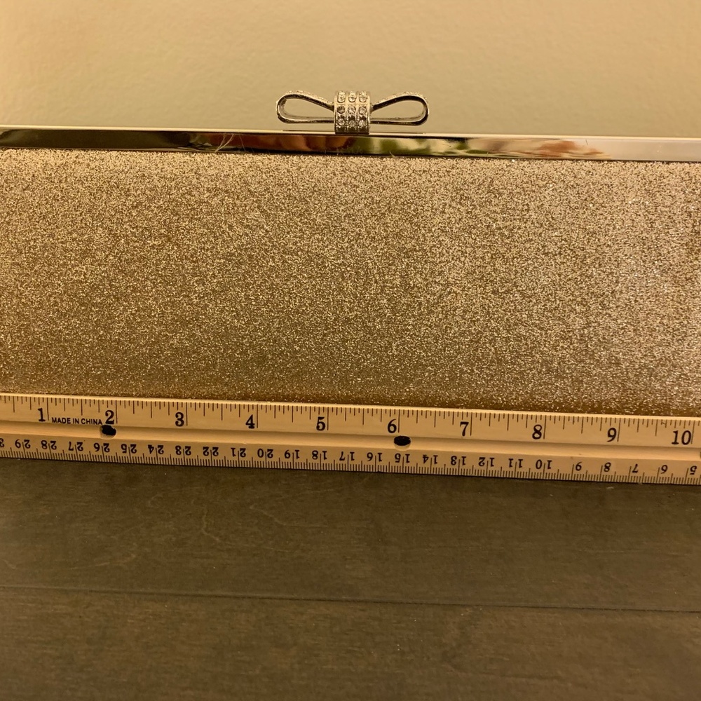 Clutch purse that sparkles